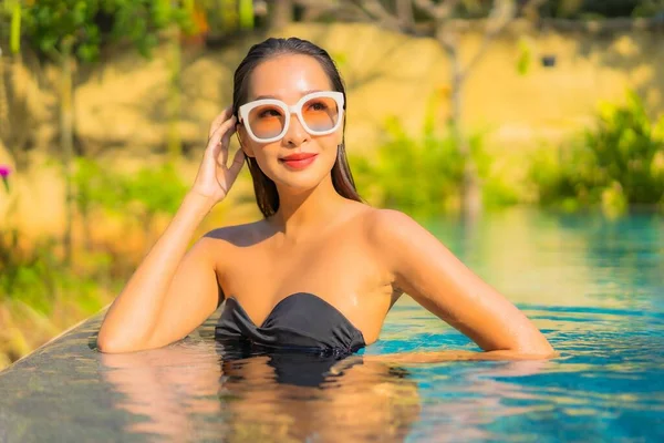 아름다운 아시아 여인은 휴가를 즐기기 위하여 수영장에서 휴식을 즐긴다 — 스톡 사진