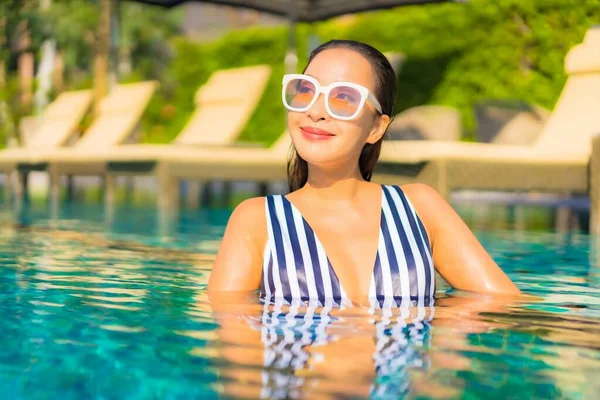 Portrait Beautiful Young Asian Woman Relax Smile Leisure Vacation Swimming — Stock Photo, Image