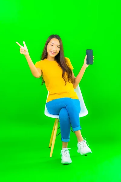 Portret Mooie Jonge Aziatische Vrouw Met Slimme Mobiele Telefoon Koffiebeker — Stockfoto