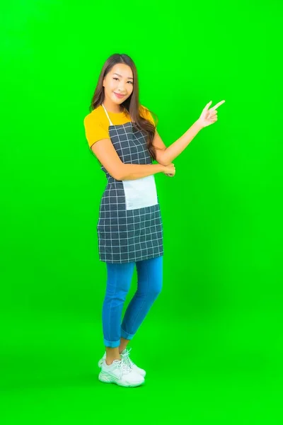 Porträtt Vacker Ung Asiatisk Kvinna Bära Förkläde Med Åtgärder Grön — Stockfoto