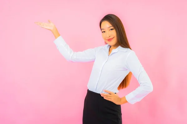 Porträtt Vackra Unga Företag Asiatisk Kvinna Med Åtgärder Rosa Isolerad — Stockfoto