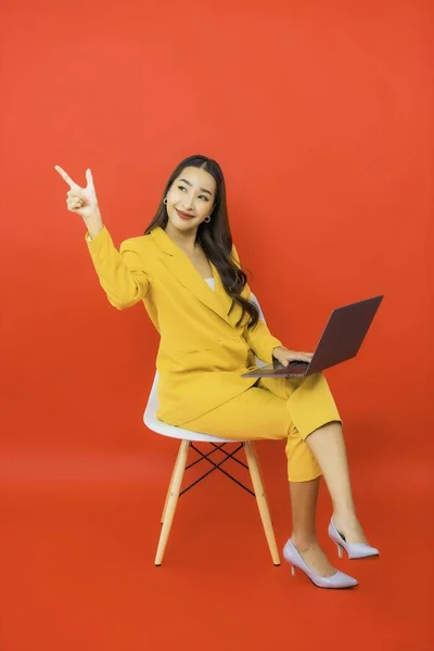 Портрет Красивый Молодой Бизнес Азиатской Женщины Использовать Компьютер Ноутбук Красном — стоковое фото