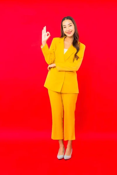 Porträtt Vackra Unga Företag Asiatisk Kvinna Leende Med Åtgärder Röd — Stockfoto