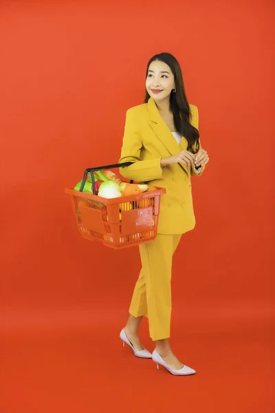 Porträtt Vacker Ung Asiatisk Kvinna Med Matvarukorg Från Snabbköpet Röd — Stockfoto