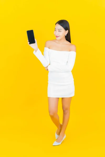 Πορτρέτο Όμορφη Νεαρή Ασιατική Επιχείρηση Γυναίκα Έξυπνο Κινητό Τηλέφωνο Κίτρινο — Φωτογραφία Αρχείου