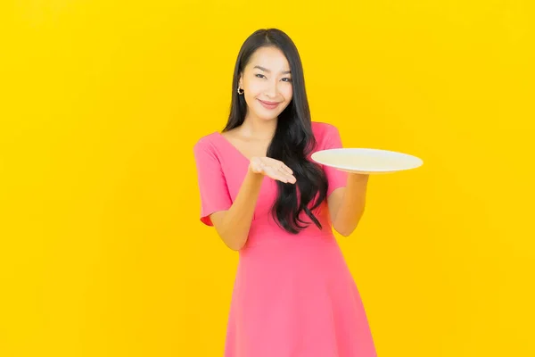 Portret Mooie Jonge Aziatische Vrouw Glimlach Met Lege Schotel Gele — Stockfoto