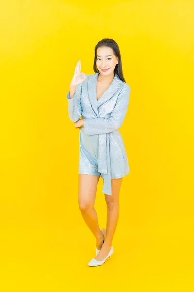 Porträtt Vacker Ung Asiatisk Kvinna Leende Med Åtgärder Gul Färg — Stockfoto