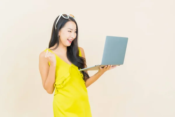 Portret Mooie Jonge Aziatische Vrouw Glimlach Met Computer Laptop Geïsoleerde — Stockfoto