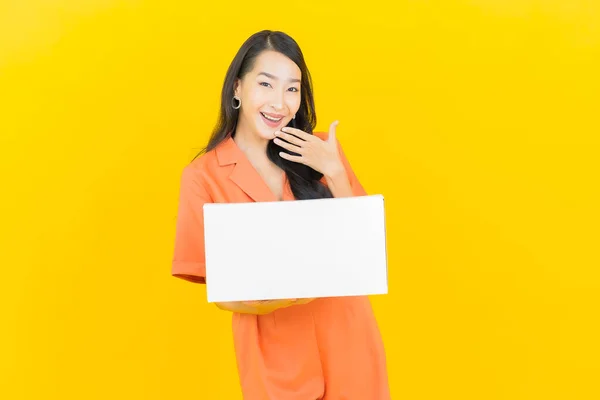 Portret Mooie Jonge Aziatische Vrouw Met Doos Klaar Voor Verzending — Stockfoto