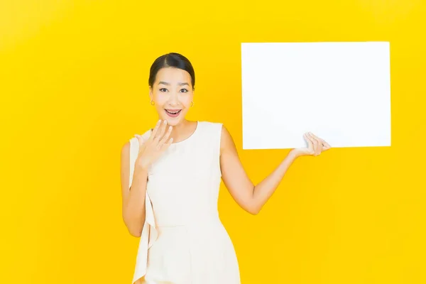 Πορτρέτο Όμορφη Νεαρή Ασιατική Γυναίκα Άδειο Λευκό Πινακίδα Κίτρινο Χρώμα — Φωτογραφία Αρχείου