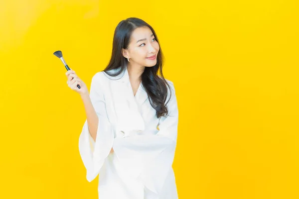 Porträt Schöne Junge Asiatische Frau Mit Make Pinsel Kosmetik Auf — Stockfoto