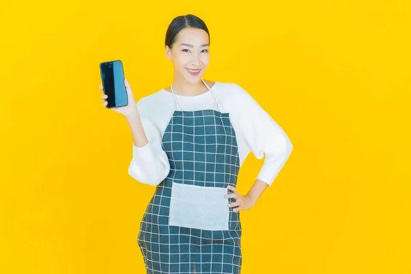 Porträtt Vacker Ung Asiatisk Kvinna Leende Med Smart Mobiltelefon Färg — Stockfoto
