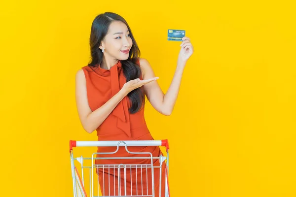 Retrato Bonito Jovem Asiático Mulher Sorriso Com Mercearia Cesta Supermercado — Fotografia de Stock