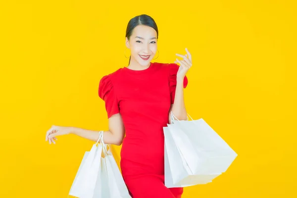 Porträtt Vacker Ung Asiatisk Kvinna Leende Med Shoppingväska Färg Bakgrund — Stockfoto