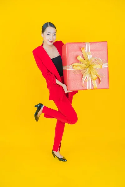 Портрет Красивая Молодая Азиатская Женщина Улыбка Красной Коробке Подарка Цветном — стоковое фото