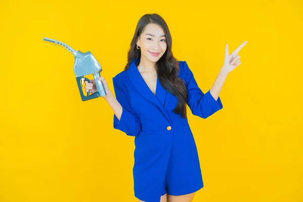 色彩艳丽的年轻亚洲女子菲儿气泵 — 图库照片