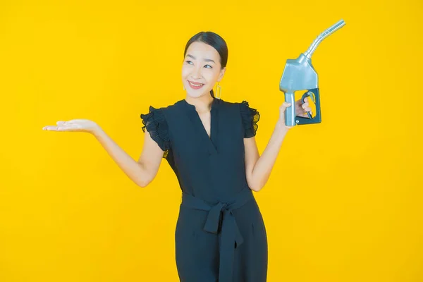 Porträtt Vacker Ung Asiatisk Kvinna Feul Gas Pump Färg Bakgrund — Stockfoto