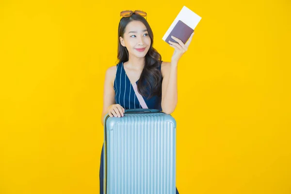 Retrato Hermosa Joven Asiática Mujer Con Bolsa Equipaje Pasaporte Listo — Foto de Stock