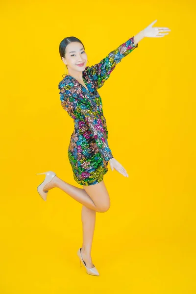 Portré Gyönyörű Fiatal Ázsiai Mosoly Akció Színes Háttér — Stock Fotó