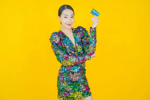 Güzel Bir Asyalı Kadının Portresi Renkli Kredi Kartıyla Gülüyor — Stok fotoğraf