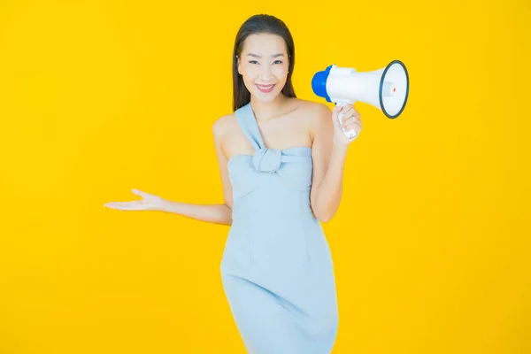 Portret Piękna Młoda Azjatycka Kobieta Uśmiech Megafonem Tle Koloru — Zdjęcie stockowe