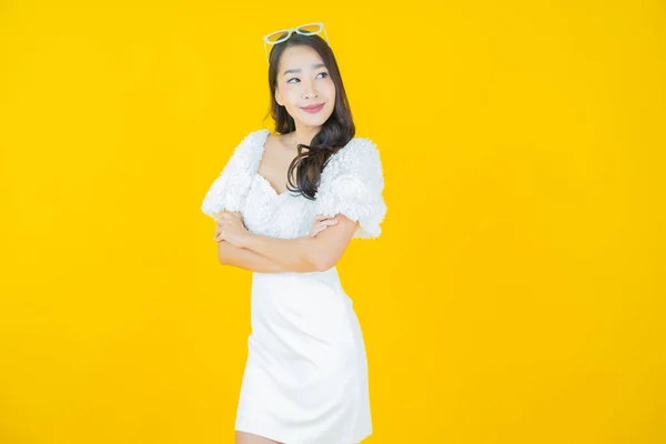 Portrét Krásná Mladá Asijská Žena Úsměv Akcí Barevném Pozadí — Stock fotografie
