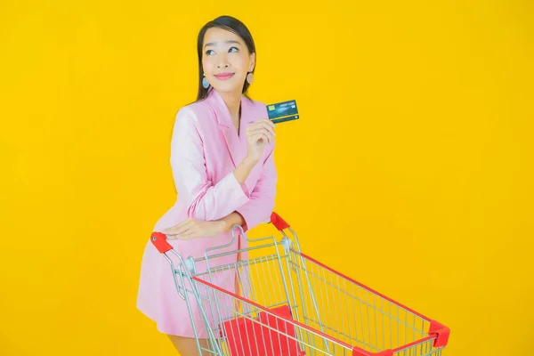 Porträtt Vacker Ung Asiatisk Kvinna Leende Med Matvarukorg Från Snabbköpet — Stockfoto