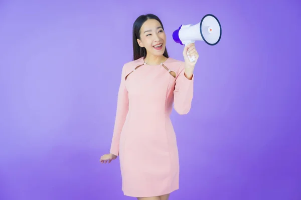 Porträt Schöne Junge Asiatische Frau Lächeln Mit Megafon Auf Farbigem — Stockfoto