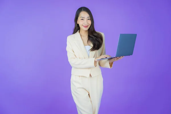 Porträtt Vacker Ung Asiatisk Kvinna Leende Med Dator Laptop Isolerad — Stockfoto