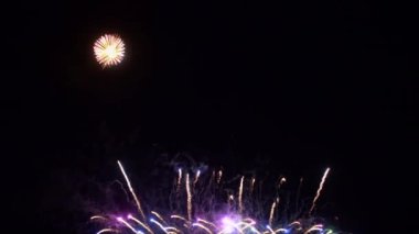 Gece gökyüzünde patlayan havai fişeklerin yakın çekim görüntüleri.