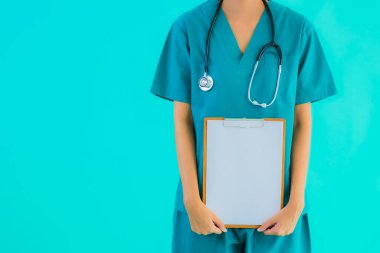 Fotokopi için boş kâğıt tahtası olan güzel Asyalı genç doktor kadın hastane ve klinikteki sağlık hizmetleri konseptinde mavi izole edilmiş arka plan.