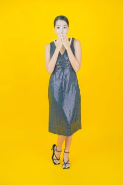 Portre güzel Asyalı kadın gülümsüyor. Renkli arka planda hareket var.