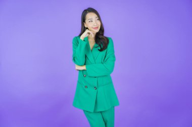 Portre güzel Asyalı kadın gülümsüyor. Renkli arka planda hareket var.