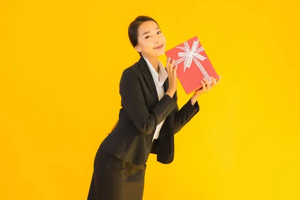 Portret Piękna Młoda Azjatycka Kobieta Pokazać Czerwony Prezent Pudełko Uśmiechem — Zdjęcie stockowe