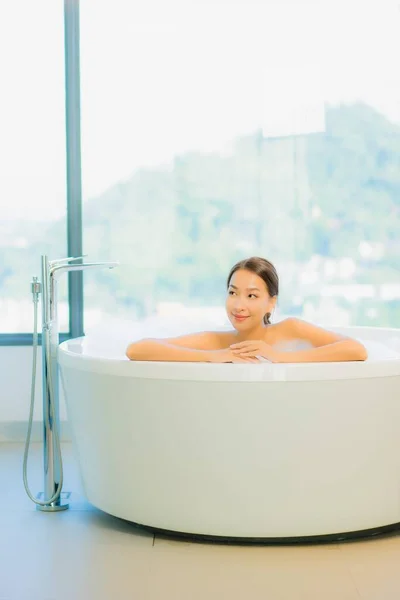 Retrato Hermosa Joven Mujer Asiática Relajarse Ocio Disfrutar Bañera Baño — Foto de Stock
