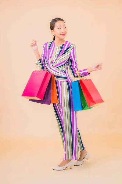 Πορτρέτο Όμορφη Νεαρή Ασιατική Γυναίκα Πολύχρωμο Τσάντα Ψώνια Στο Χρώμα — Φωτογραφία Αρχείου