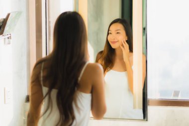 Güzel bir Asyalı kadın portresi. Banyo içinde yüzünü ve yüzünü kontrol et.