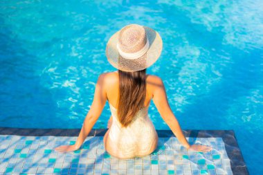 Güzel bir Asyalı kadın portresi. Rahatlayın. Tatilde tatil yaparken dinlenin.