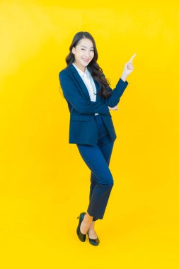 Portre güzel Asyalı kadın gülümsüyor. Renkli arka planda hareket var.