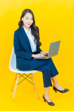 Asyalı güzel bir kadının portresi bilgisayarla izole edilmiş arka planda gülümsüyor.