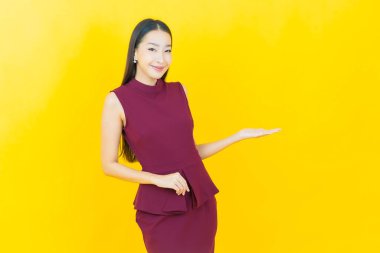 Portre güzel Asyalı kadın gülümsüyor. Renkli arka planda hareket var.