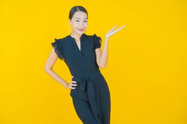 Portre güzel Asyalı kadın gülümsüyor. Renkli arka planda hareket var.