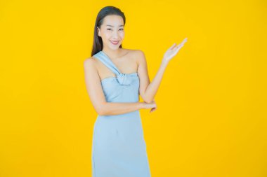 Portre güzel Asyalı kadın gülümsüyor. Renkli arka planda hareket var.