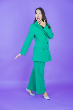 Portre güzel Asyalı kadın gülümsüyor. Renkli arka planda hareket var.