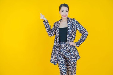 Portre güzel Asyalı kadın gülümsüyor. Renkli arka planda hareket var.