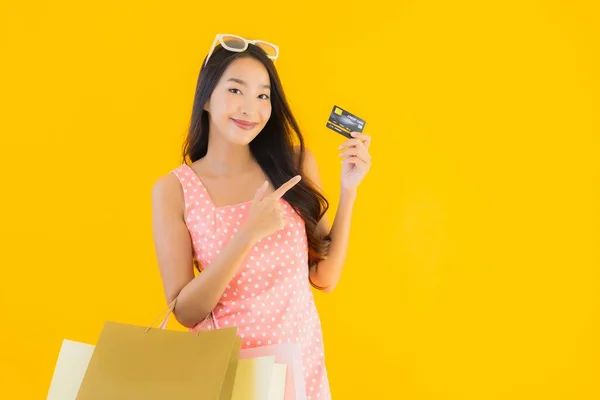 Retrato Hermosa Mujer Asiática Joven Con Colorido Bolso Compras Con — Foto de Stock