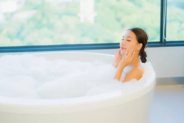 亚洲年轻貌美的女子在浴室和卫生间的浴缸里悠闲自在地享受着 — 图库照片