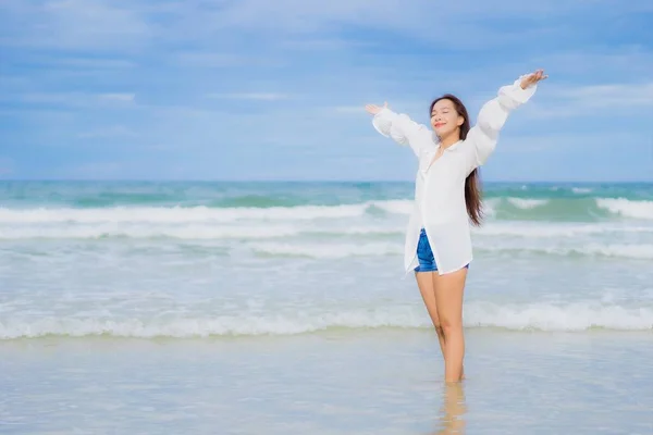 Retrato Hermosa Joven Asiática Mujer Relajarse Sonrisa Alrededor Playa Mar — Foto de Stock
