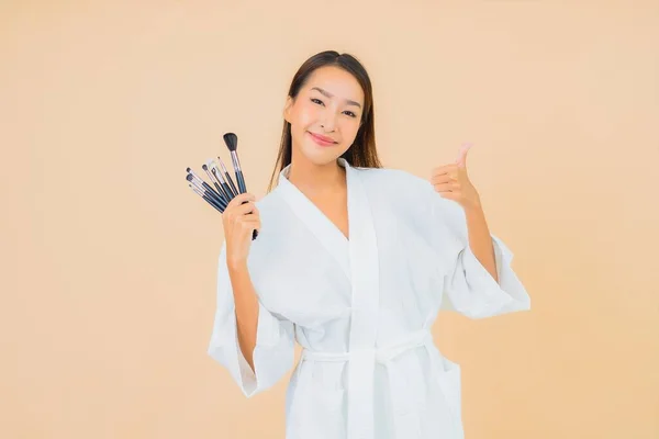 Porträtt Vacker Ung Asiatisk Kvinna Med Makeup Borste Färg Isolerad — Stockfoto