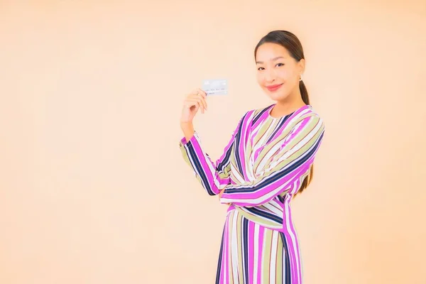 Retrato Hermosa Joven Asiática Mujer Con Teléfono Móvil Inteligente Tarjeta —  Fotos de Stock